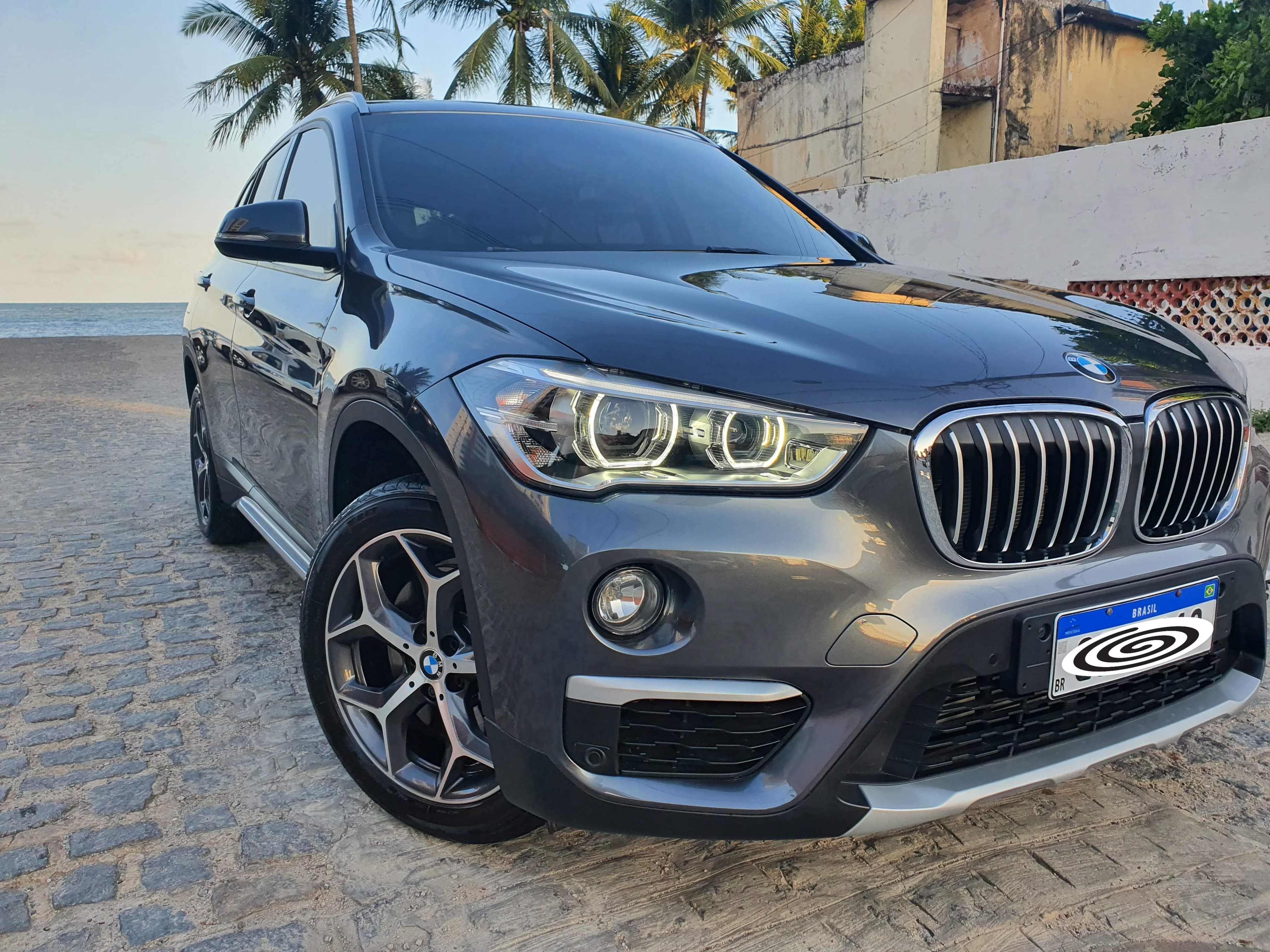 Fotografia profissional automotiva - BMW X1 em cenário premium com iluminação golden hour