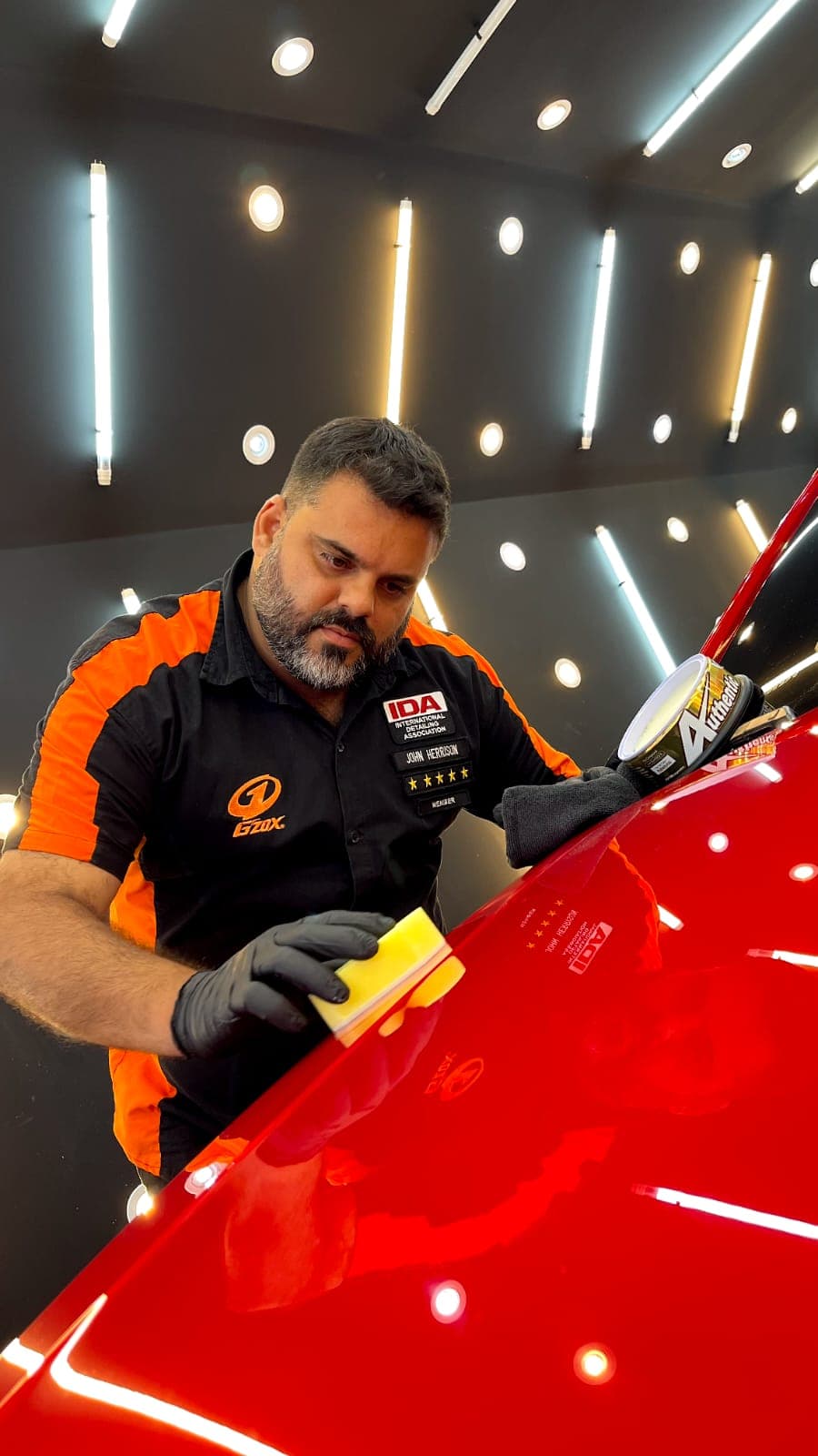 Profissional certificado aplicando produtos de proteção G'ZOX em veículo premium na BOX167